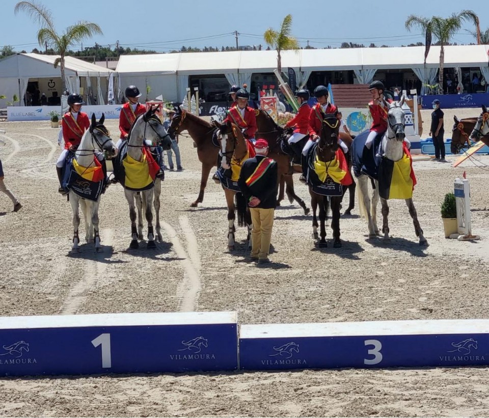 Nikita Van Der Meerschen (à gauche) avec le reste de l'équipe belge children (© Equibel)