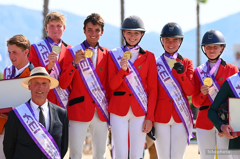 Luiz Felipe Neto de Azevedo et Louise Ameeuw avec l'équipe juniors à Oliva (© FEI / 1clic photo)