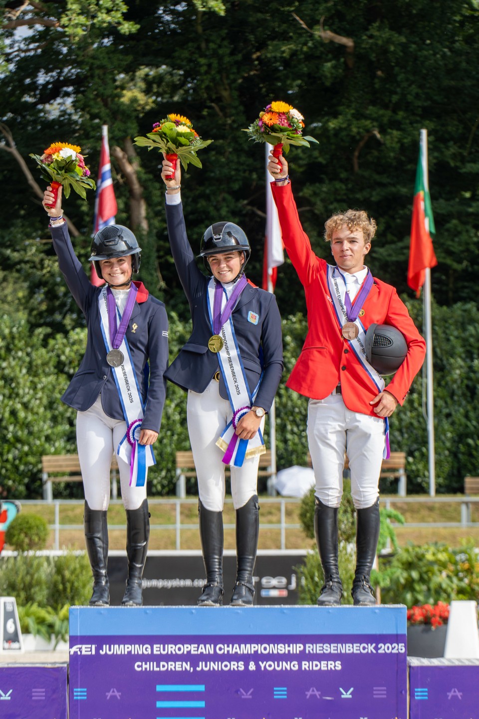 Le podium individuel young riders (© FEI/Riesenbeck International) Le podium individuel young riders (© FEI/Riesenbeck International)