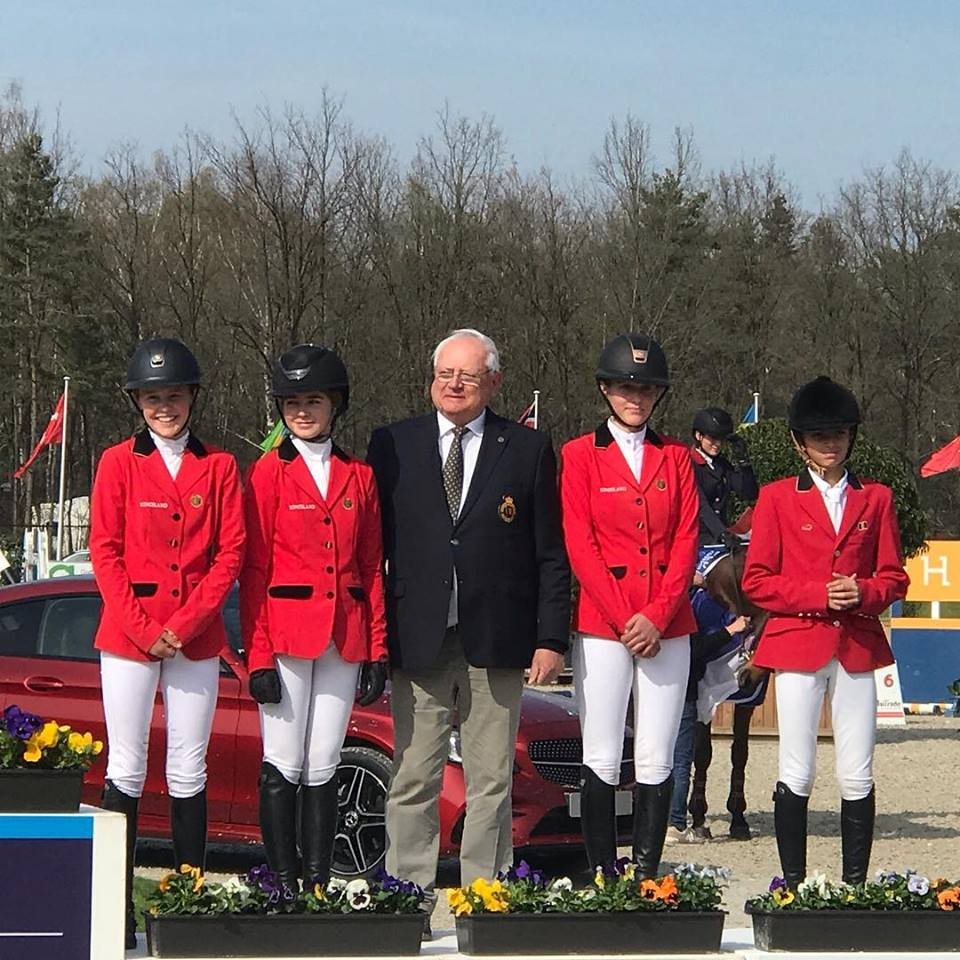 Les children sur le podium à Opglabbeek (Photo: Ecuries d'Ecaussinnes)