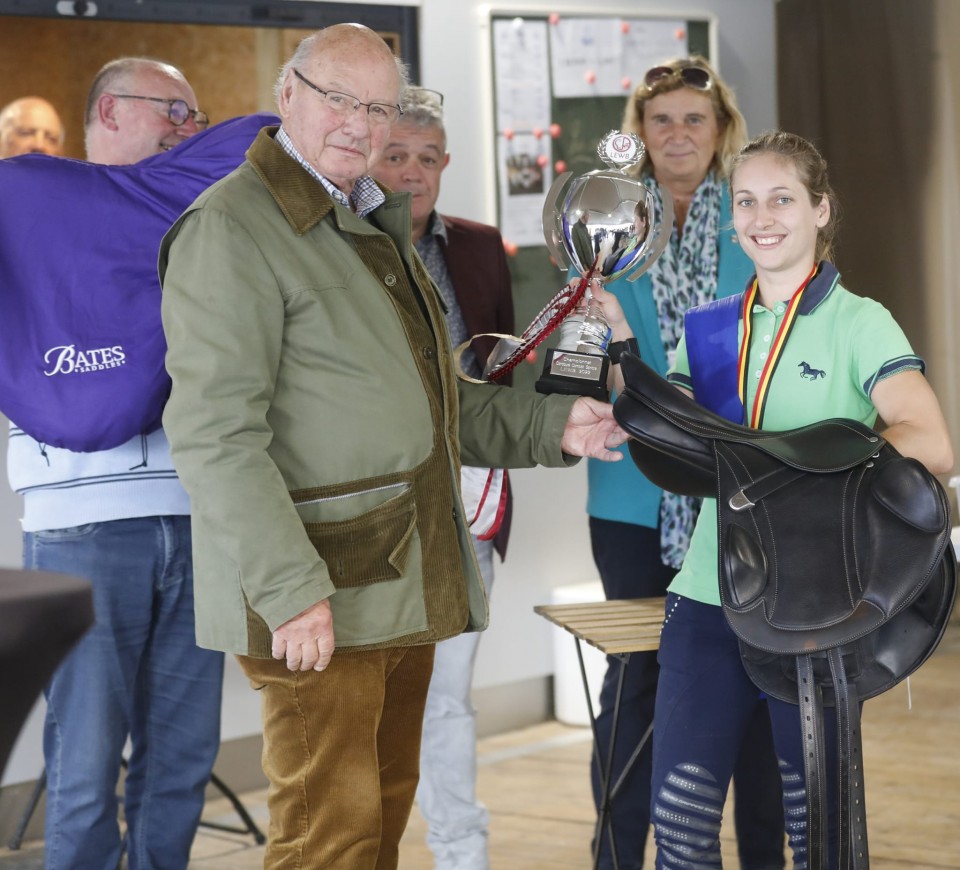 Eugène Mathy, Président de la LEWB, qui félicite Kathy avec la selle Advanta @Michel Cauffmann - Events Photo Service