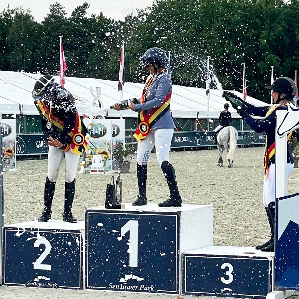 Jessica d'Errico sur le podium du championnat de Belgique des amazones