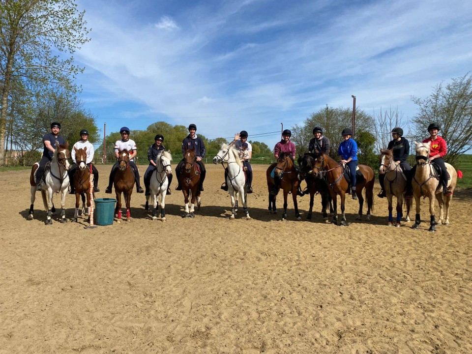 Dernier entrainement des candidats aux équipes nationales au Try-Lambord fin avril @Facebook Pony Mounted Games Belgium Team