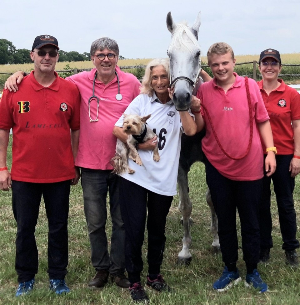 Karin Boulanger, Ph. Ibn Jadara'h et leur entourage lors de la CEI2* - 120 km de Walewice @Facebook Pierre Arnould