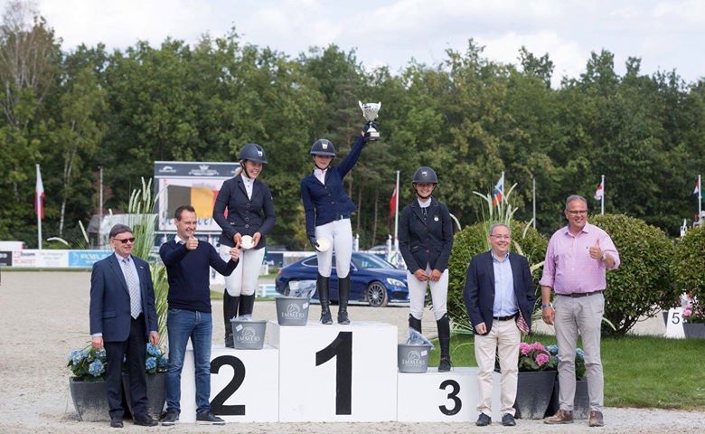 Léna Léonard sur le podium à Opglabbeek