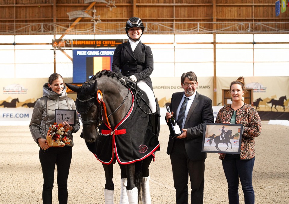 Margaux Nicolay et Mister President (© Boulerie Jump - Pôle Européen du Cheval ) Margaux Nicolay et Mister President (© Boulerie Jump - Pôle Européen du Cheval )