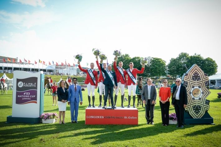 L'équipe belge sur le podium (Crédit photo : Katja Stuppia/FEI)
