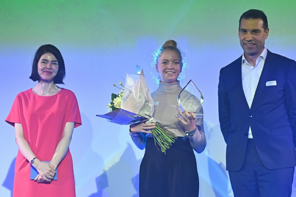 Valérie Glatigny remettant le trophée du Talent de l'année à Selma Van Kerm @Luc Dequick