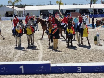 Nikita Van Der Meerschen (à gauche) avec le reste de l'équipe belge children (© Equibel)
