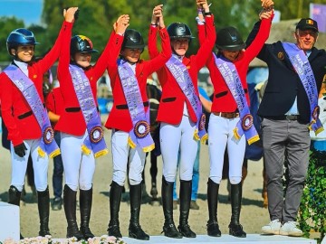 L'équipe belge poneys sur le podium de la Finale de Coupe des nations, avec notamment Clémentine Lux et Elise Thirion