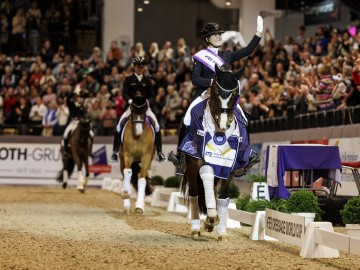 Larissa Pauluis suivie de Justin Verboomen (© FEI/www.sportfotos-lafrentz.de / Stefan Lafrentz)